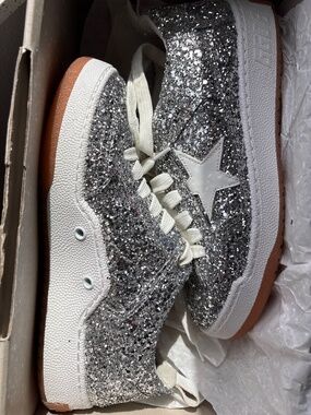 Golden Goose Yeah New in the box woman